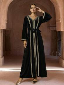 优雅黑色丝绒V领长袖连衣裙，配腰带，端庄得体，阿拉伯风格女装 - 黑色 - 查看 6