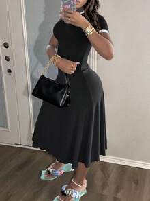 LovelyWholesale 女士休闲撞色领短袖修身黑色褶裥下摆连衣裙，夏季 - 黑色 - 查看 1