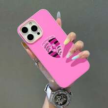 Funda para teléfono con diseño de escudo de  en tonos rosa. Compatible con fundas para teléfonos ,  17,  16 Pro Max,  15 Pro Max,  13 y  12. Fabricada en TPU, ofrece protección contra golpes y caídas. Un regalo ideal para amantes de los autos, amigos y familiares. - Rosa - Ver 3