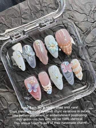 10 st. medellånga mandelformade nagelklistermärken | Handmålade drömska gradientfärger | 3D-fjärils-/blomma- och pärldekor | Snäckskalstruktur med geléfinish och glansig finish | Slitstark och återanvändbar | Enkel applicering (inget lim behövs) | Manikyrupplevelse i salongsklass | Bonus: 1 st. starkt självhäftande gelénagelklistermärke + 1 st. dubbelsidig nagelfil