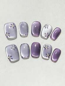 10片手工方形短指甲贴纸，主色调为浅灰紫色和深紫色猫眼图案。小巧的紫色花朵图案均为手工绘制，花蕊处点缀着浅黄色。风格清新活泼，精致优雅。这些可爱迷人的指甲贴纸适合女士和女孩在春、夏、秋、冬四季的各种节日、派对和日常生活中使用。 - 紫色 - 查看 1
