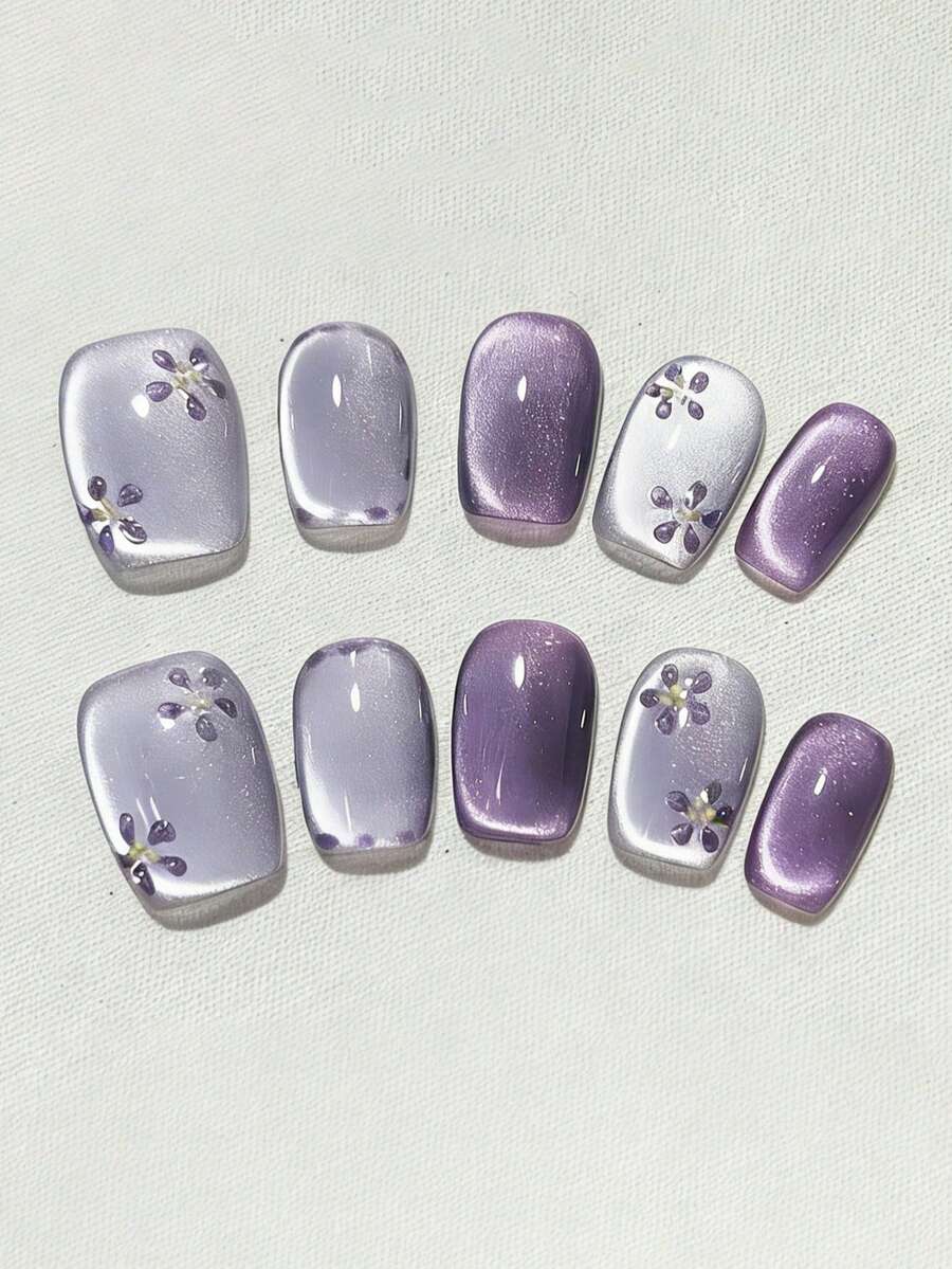 10片手工方形短指甲贴纸，主色调为浅灰紫色和深紫色猫眼图案。小巧的紫色花朵图案均为手工绘制，花蕊处点缀着浅黄色。风格清新活泼，精致优雅。这些可爱迷人的指甲贴纸适合女士和女孩在春、夏、秋、冬四季的各种节日、派对和日常生活中使用。 - 紫色 - 查看 1