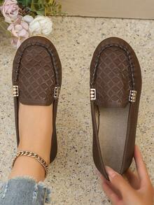 新款大码休闲乐福鞋，轻盈皮革鞋面软底平底鞋，舒适纯色套脚鞋，金属搭扣，时尚圆头莫卡辛鞋，适合户外、度假、日常通勤，褶皱荷叶边手工缝制，经典轻盈咖啡色星形烫印图案低帮简约女士休闲鞋 - 咖啡色壓花 - 查看 3