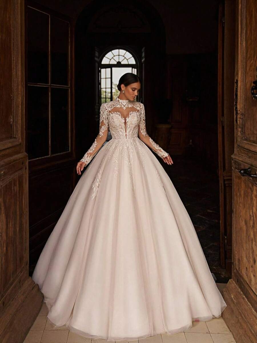 Enchanting High Neck A-Line Wedding Dress With Delicate Lace Panel Detailing – Sophisticated Floor-Length Bridal Gown Featuring A Chic Turtleneck Design, Intricate Lace Insets, And Gracefully Flowing Silhouette, Perfect For Weddings, Christmas Galas, Halloween Balls, Formal Dances, Birthday Celebrations, And Special Evening Events. A Versatile Choice For Wedding Receptions, Holiday Parties, Anniversary Dinners, Resort Getaways, Black-Tie Occasions, Cocktail Gatherings, Bridal Showers, Wedding Guest Attire, Graduation Formals, Homecoming Events, And As A Refined Bridesmaid Or Timeless Evening Gown. - trắng - Xem 1