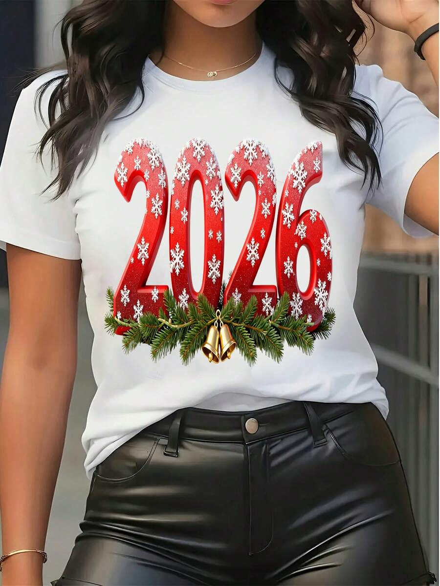 T-shirt à manches courtes imprimé Noël 2026 pour femmes. Col ras-du-cou décontracté, avec motifs de flocons de neige, cloches et branches de pin. Idéal pour les fêtes de fin d'année et le port quotidien. Couleur blanche. - Blanc - Voir 1