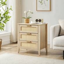 Buró de Ratán Estilo Boho con 3 Cajones y Repisa de Almacenaje, Mesa Lateral con Patas de Madera para Recámara o Sala, Color Roble Natural - Albaricoque - Ver 1
