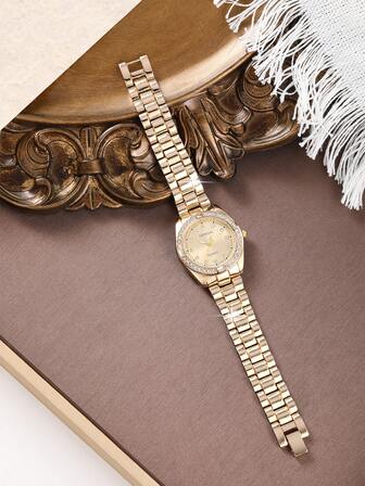 LIANDU LIANDU هذا الساعة الأنيقة والأنيقة للسيدات تتميز بقرص مرصع بالكريستال وعلبة، تعمل بحركة كوارتز. سواء للارتداء اليومي أو كهدية عيد ميلاد أو للحفلات والتجمعات أو الاحتفالات العطلات، إنها الخيار المثالي - لتدليل نفسك أو هدية مثالية لأصدقائك.