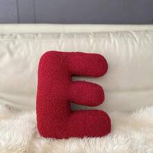 1个毛绒可爱暖色调深红色LOVE字母抱枕，情人节装饰靠垫，节日家居装饰靠垫，四季皆宜的家居装饰靠垫