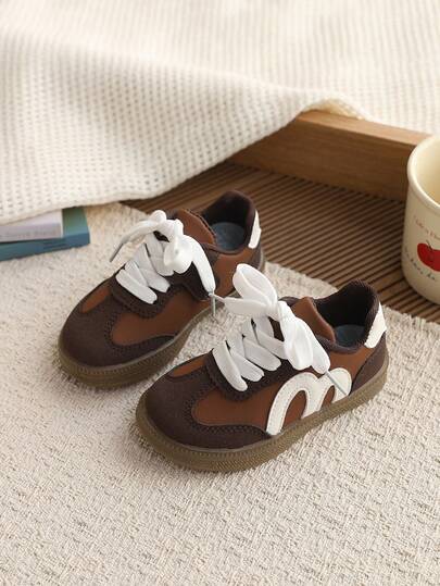 1双婴儿真皮休闲运动鞋，低帮百搭户外鞋，适合春季穿着