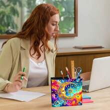 1件装DIY钻石画套装笔筒，动漫设计异形闪亮水晶钻石 - 手工水晶钻石艺术桌面收纳盒，理想的办公工艺品收纳盒，商务礼品，情人节礼物，毕业礼物 - 彩色 - 查看 22