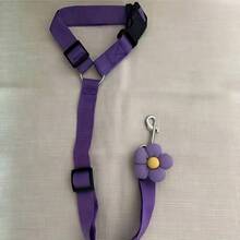 1条紫色花朵装饰宠物牵引绳，车载宠物牵引绳，带扣设计，防止狗狗在车内乱跑，高强度拉力，确保宠物出行安全并提供冲击保护