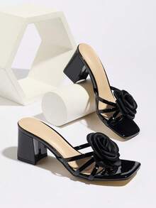 女士高跟鞋，适合春夏夜店、户外旅行、购物、派对、舞台表演、通勤、晚宴、情人节礼物、约会、时尚明星高端宴会等场合。采用3D黑色玫瑰、纯色、镜面、方头、套脚、粗跟设计，性感、前卫、奢华风格，可搭配女士连衣裙、礼服，神秘、高贵、百搭的黑色高跟凉鞋。 - 黑色 - 查看 6