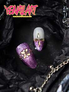 Bộ 10 móng giả dán thủ công, hình hạnh nhân, kiểu Pháp, màu tím ánh kim, đầu móng kiểu Pháp, móng trắng, trang trí đá pha lê màu sâm panh lấp lánh, đá mặt trăng, móng giả kim loại phủ toàn bộ, hoàn hảo cho trang điểm hàng ngày của phụ nữ và các cô gái, cũng thích hợp cho các bữa tiệc, năm mới, lễ kỷ niệm và các dịp khác. Đi kèm với bộ dụng cụ, một món quà tuyệt vời dành cho phụ nữ và các cô gái. - Màu tím - Xem 5