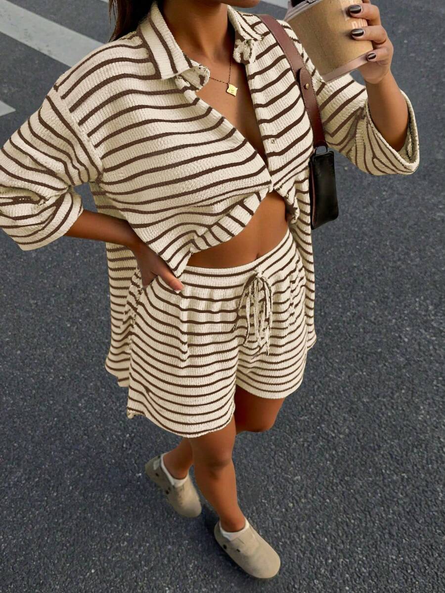 两件套女士休闲舒适家居/海滩度假夏季节日条纹短袖上衣和宽松条纹短裤套装，优雅浪漫简约风格