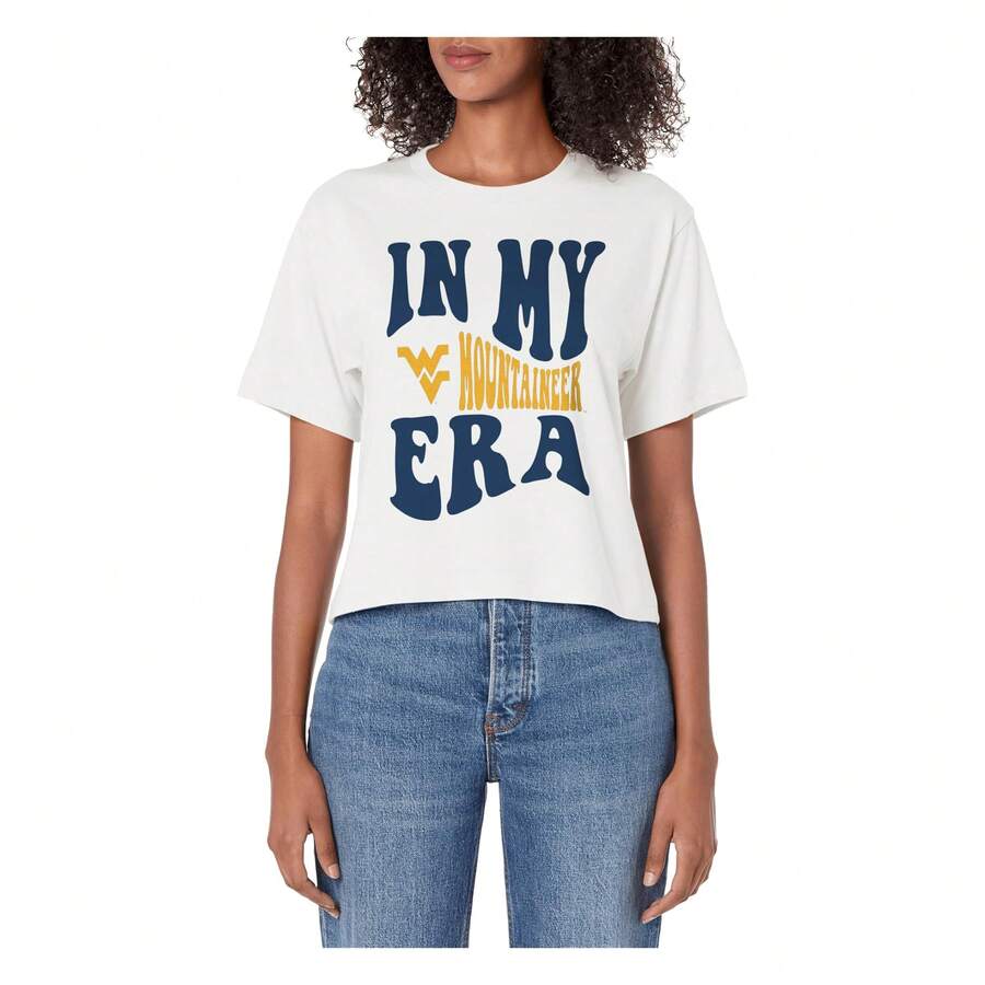 West Virginia Mountaineers Era White Officially Licensed Women's Crop Top Short Sleeve, Round Neck, Casual & Comfortable Fit, Machine Washable, Perfect For Spring/Summer Outfits, Festive Clothing | Round Neckline | Machine Washable Fabric Skin-Friendly, Silky Smooth, And Fashionable. - trắng - Xem 1