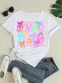 Damska koszulka z krótkim rękawem i grafiką z kolekcji 2026, z kokardkami i kwiatowym nadrukiem w kratkę, luźna, miękka bluzka z okrągłym dekoltem na imprezę z okazji ukończenia szkoły - Biały - Zobacz 4