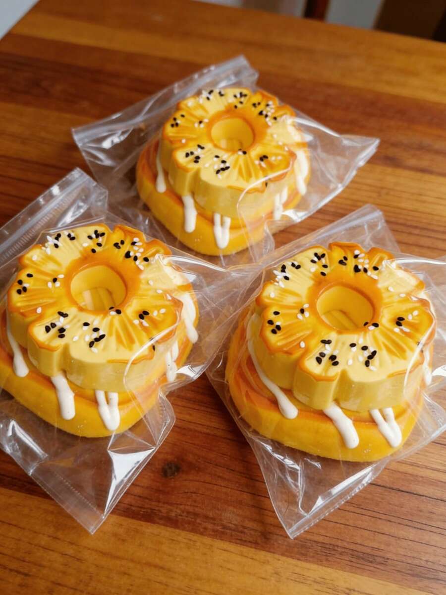 1pc Realistic Pineapple Bun, Soft & Slow Rebound Realistic Pineapple Bun, Food Prop, Realistic Food Model, Soft & Fluffy Realistic Food, Squeezable Prop, Suitable For Home Kitchen Party Decor, Photography Props, Gifts, Birthday & Graduation