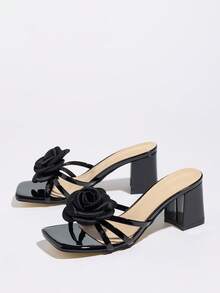 女士高跟鞋，适合春夏夜店、户外旅行、购物、派对、舞台表演、通勤、晚宴、情人节礼物、约会、时尚明星高端宴会等场合。采用3D黑色玫瑰、纯色、镜面、方头、套脚、粗跟设计，性感、前卫、奢华风格，可搭配女士连衣裙、礼服，神秘、高贵、百搭的黑色高跟凉鞋。 - 黑色 - 查看 5