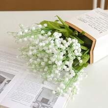 1 Bó hoa loa kèn trắng nhân tạo - Thích hợp cho đám cưới, lễ đính hôn, trang trí nhà cửa - Đa năng cho ngày Valentine và lễ tốt nghiệp - Hoa trang trí bàn không cần chậu - Món quà hoàn hảo cho người yêu thích trang trí nhà cửa và người tổ chức sự kiện (Một bộ gồm 6 nhánh) - trắng - Xem 2