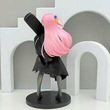 1个动漫摇滚女孩角色收藏手办 - 可爱风格PVC雕像，身穿黑色夹克，红/粉色头发，摆出动感姿势，配有吉他造型配件 - 粉丝展示手办 - 彩色 - 查看 9