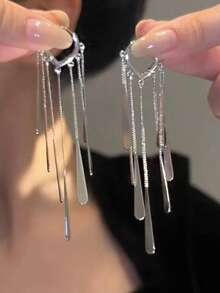 一对优雅个性化水滴流苏链心形耳钉，女士耳环，适合日常休闲、情人节、度假、节日佩戴，也是送给女性的礼物、珠宝首饰和闺蜜的理想之选。 - 銀色 - 查看 1