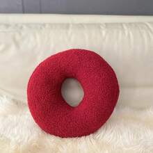 1个毛绒可爱暖色调深红色LOVE字母抱枕，情人节装饰靠垫，节日家居装饰靠垫，四季皆宜的家居装饰靠垫