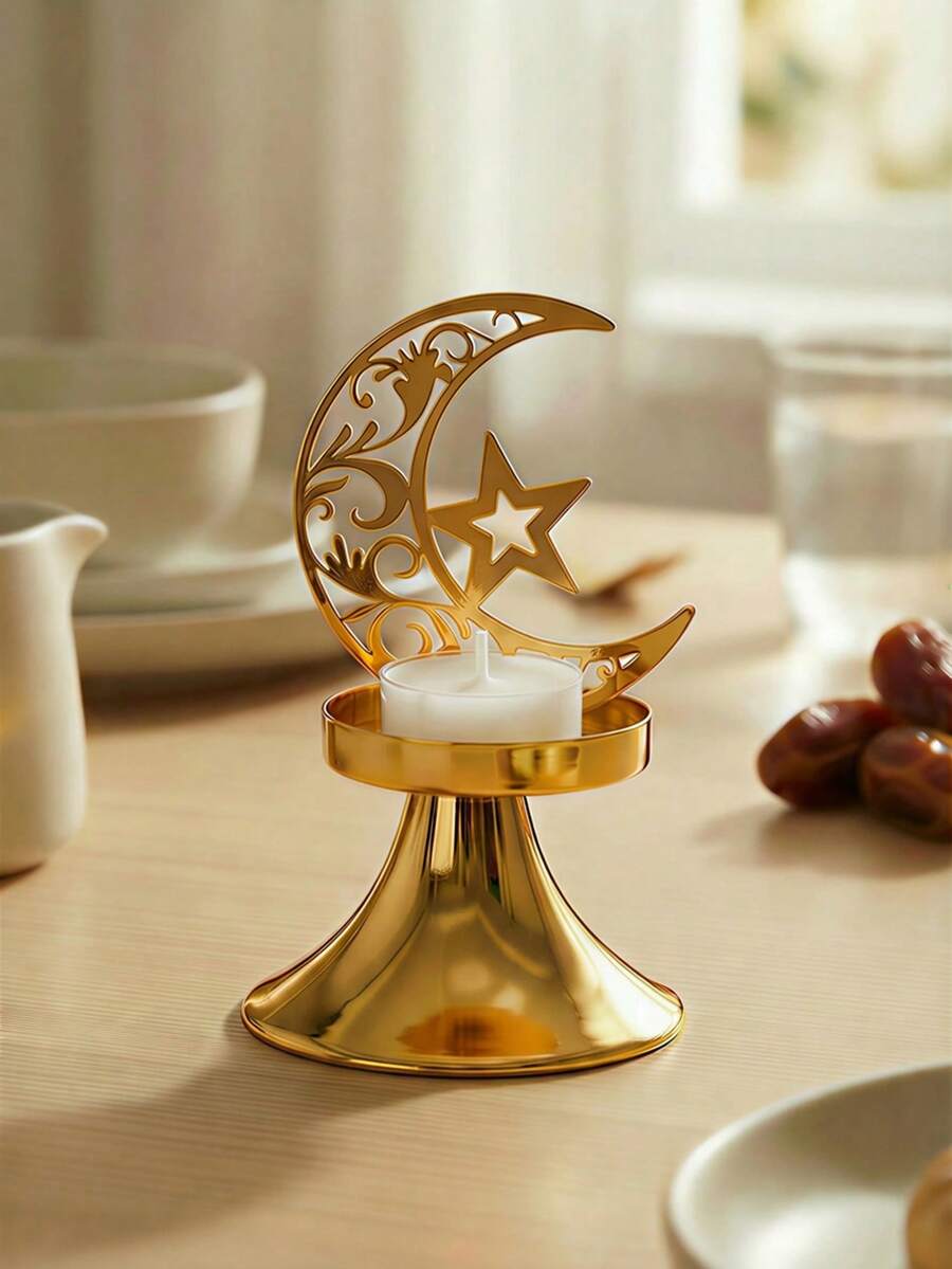 一套星月雕花烛台。烛台采用金属材质，饰以新月、五角星和交织花卉雕刻图案。其风格融合了星月主题和复古雕刻纹样。 - 彩色 - 查看 1