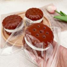 畅销逼真巧克力曲奇——“哞哞乐趣”——一款由类似硅胶材质制成的减压玩具。流动奶油夹心曲奇，可作为玩具帮助成人和学生缓解压力。 - 彩色 - 查看 7