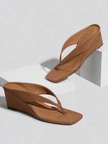 Athlefit Women's Low Wedge Sandals  Dressy Square Open Toe Summer Beach Flip Flops Thong Heeled Sandals - 棕色絨面革 - 查看 4