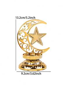 一套星月雕花烛台。烛台采用金属材质，饰以新月、五角星和交织花卉雕刻图案。其风格融合了星月主题和复古雕刻纹样。 - 彩色 - 查看 6