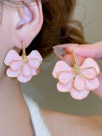 1对银杏叶花朵层叠设计耳环，时尚简约，适合女性佩戴