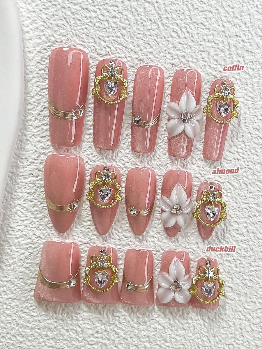 10 Stücke romantische elegante Nagel-Aufkleber, rosa Glitzer-Nagelfolien mit glänzendem goldenem Anhänger, dekoriert mit rosa Strass und handgefertigten weißen 5-Blüten-Blumen. 3 Stile erhältlich: mandelförmig, quadratisch, Entenschnabel. Enthält Werkzeugsatz (1 Gelee-Aufkleber + 1 Nagelfeile). Geeignet für Frauen und Mädchen, für tägliche Fotos, Partys, Hochzeiten Nägel - Verschiedenfarbig - Übersicht 1