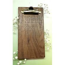 1 st LEEAN miniplywood i naturträ med guldfärgade gångjärn och rundade hörn - kompakt och hållbar, lämplig för restaurang- och skolpersonal - kan användas som menyställ, recepthållare, anslagstavla, notadisplay - elegant bärbar version, även lämplig för hemmakontor