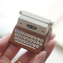 1pc Creative Mini Wooden Typewriter Clip, With QWERTY Layout And Numbered Keys - Functional Desktop Organizer, Multipurpose Office Desk Decor Photo Holder, Room Decor, Home Decor, Desk Decor, Birthday Decor, Suitable For Memo Clips, Business Card Holders, Letter Clips, Name Card Boxes, Desk Accessories, Desk Ornaments, Room Ornaments, Desk Decorations, Office Desk Supplies - Multicolor - View 2