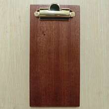 1 st LEEAN miniplywood i naturträ med guldfärgade gångjärn och rundade hörn - kompakt och hållbar, lämplig för restaurang- och skolpersonal - kan användas som menyställ, recepthållare, anslagstavla, notadisplay - elegant bärbar version, även lämplig för hemmakontor