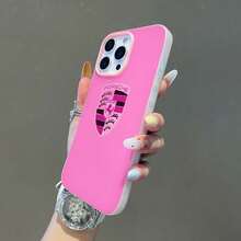 Funda para teléfono con diseño de escudo de  en tonos rosa. Compatible con fundas para teléfonos ,  17,  16 Pro Max,  15 Pro Max,  13 y  12. Fabricada en TPU, ofrece protección contra golpes y caídas. Un regalo ideal para amantes de los autos, amigos y familiares. - Rosa - Ver 5