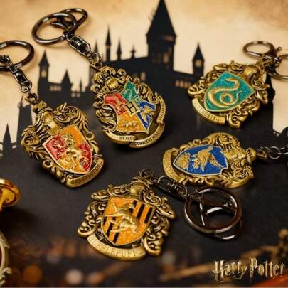 哈利波特霍格沃茨学院钥匙扣，复古格兰芬多、斯莱特林、赫奇帕奇、拉文克劳学院徽章钥匙圈，硬珐琅背包挂饰，汽车钥匙链配件，小礼物（官方授权）