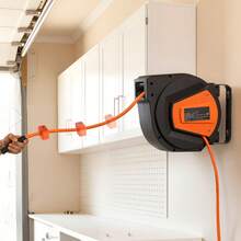 Bobina de manguera de aire retráctil, manguera de aire híbrida de 1/4 pulgadas x 50 pies Max 300PSI, bobina de mangueras de compresor de aire cerrada automática con pistola de plomo y soplado de 6,6 pies, montaje giratorio de 180 ° en el techo / pared - 1/4 pulgadas x 50 pies - Ver 1