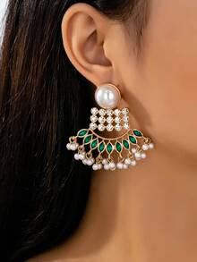 1 Đôi bông tai sang trọng, tinh tế với ngọc trai đính kèm và thiết kế hình vuông rỗng, trang trí tua rua. - Nhiều màu - Xem 2