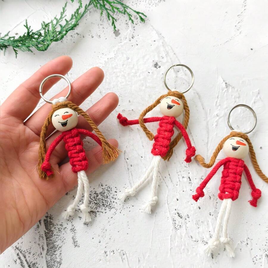 Breloc manual cu omuleț de chibrit din mărgele de lemn țesute - adorabil pandantiv pentru geantă și ornament pentru brad de Crăciun - decor perfect pentru sărbători - roșu - Vizualizare 1