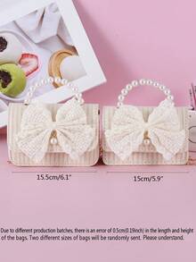 1个米色编织包，饰有珍珠和蝴蝶结，配有金属链条肩带和拉链，适合度假和日常使用。