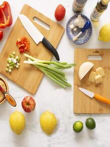 Un juego de tres tablas de cortar/platos con mangos, fabricados 100% en bambú y madera, disponibles en tres tamaños diferentes, a un precio especial. - Registro - Ver 3