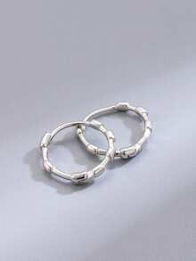 这款S925纯银肚脐环采用竹节和方形图案交替设计，简约百搭，适合女性佩戴。它是送给母亲、姐妹和女友的绝佳珠宝礼物，也是理想的圣诞礼物。