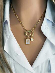 这款女士金色拉环项链配有字母吊坠和圆形吊坠，设计简约优雅，是节日和生日的完美礼物。 - 金色 - 查看 5