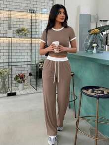 2 piezas Conjunto de top de manga corta de cuello redondo y pantalones de estilo casual y elegante de verano con contraste de color acanalado - Caqui - Ver 3