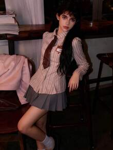 一套复古条纹印花女学生JK制服套装，卡其色长袖衬衫，灰色百褶裙（带系带），三件套，适合秋季毕业季、啦啦队、舞蹈表演、舞台服装。 - 彩色 - 查看 7