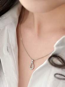1件S925纯银镂空水滴形吊坠项链，镶嵌合成锆石，优雅波西米亚风格，适合女性日常佩戴