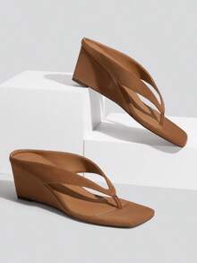 Athlefit Women's Low Wedge Sandals  Dressy Square Open Toe Summer Beach Flip Flops Thong Heeled Sandals - 棕色絨面革 - 查看 6