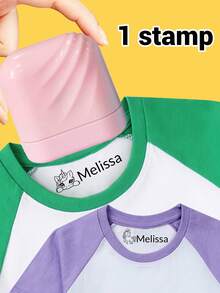 LICVIC 一款定制姓名印章，防水，适用于服装。这款姓名印章可个性化定制，用于服装上，可用作手写签名印章或个性化服装印章。这是一款DIY定制卡通自来墨姓名印章，适合商务用途，是理想的文具礼品。防水、小巧、可重复使用、可爱、色彩丰富、可定制、个性化且独一无二，是送给男士、女士、家人和朋友的理想礼物。 - 風格A - 查看 19