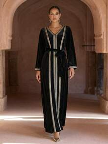 优雅黑色丝绒V领长袖连衣裙，配腰带，端庄得体，阿拉伯风格女装 - 黑色 - 查看 1